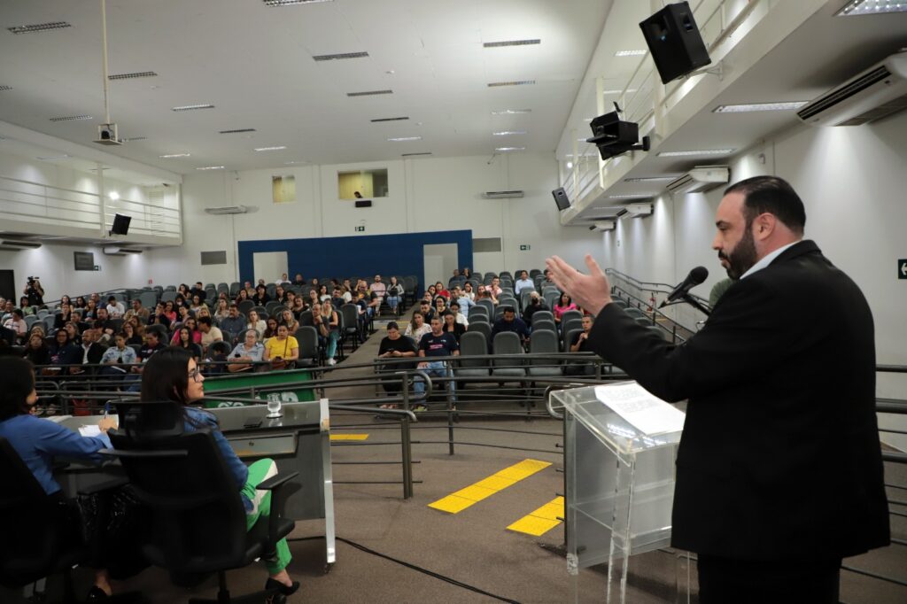 PROFESSOR JUARI PRESIDE AUDIÊNCIA PÚBLICA SOBRE EDUCAÇÃO INCLUSIVA E COBRA RESULTADOS  