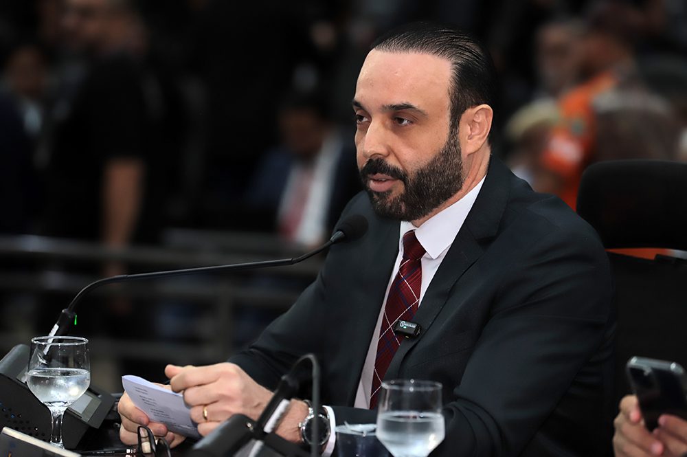 PROFESSOR JUARI PROTOCOLA PROJETO DE LEI QUE CRIA FUNDO PARA APOSENTADO E PENSIONISTA DO MUNICÍPIO