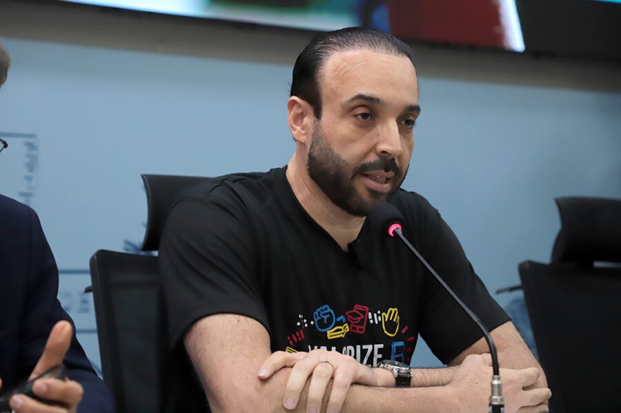 PROFESSOR JUARI PRESIDE AUDIÊNCIA SOBRE VALORIZAÇÃO DA ESCOLA PÚBLICA
